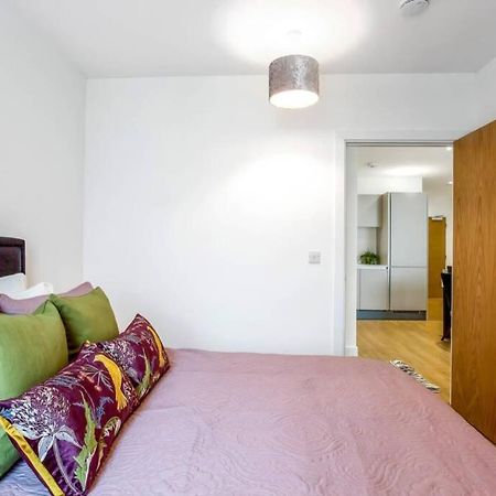 Stunning 2 Bed/2 Bath In Town Centre & Parking! Apartment Bracknell Exterior foto