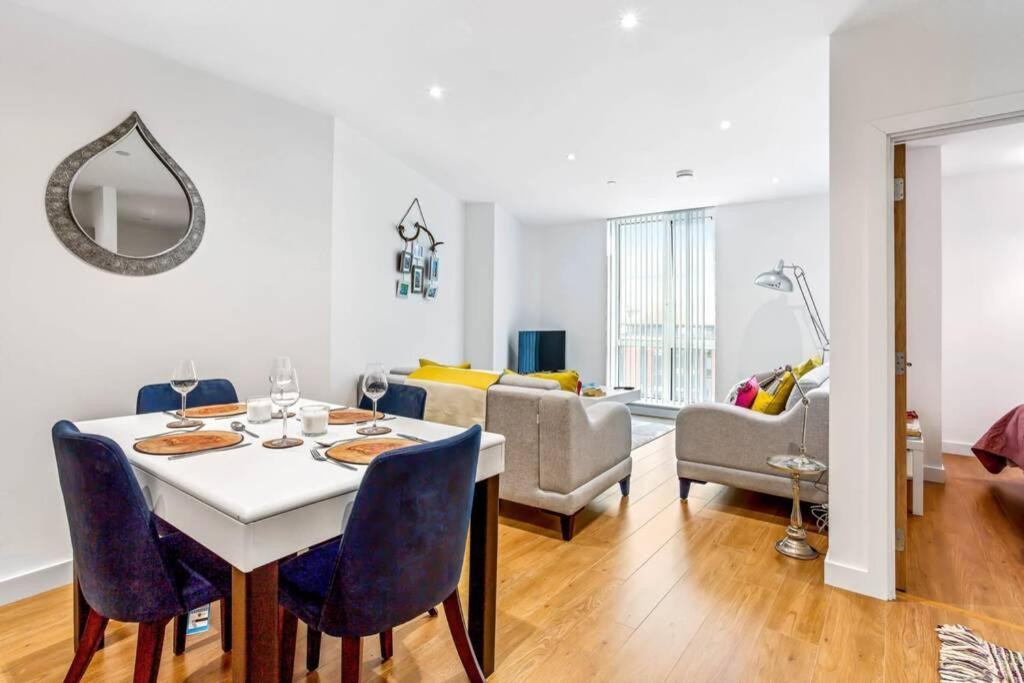 Stunning 2 Bed/2 Bath In Town Centre & Parking! Apartment Bracknell Exterior foto