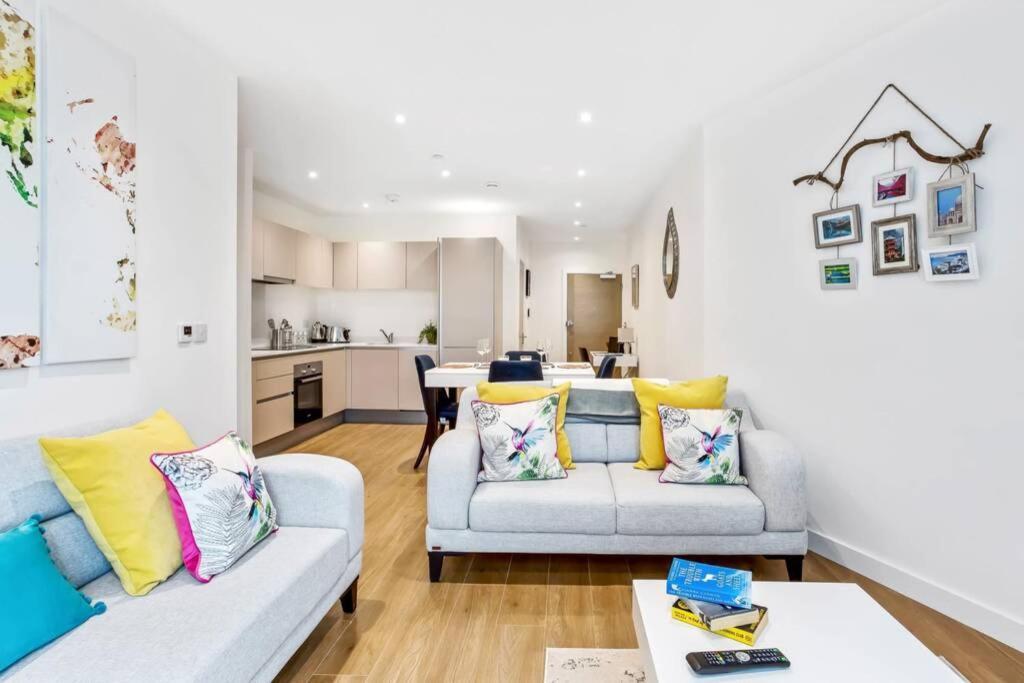 Stunning 2 Bed/2 Bath In Town Centre & Parking! Apartment Bracknell Exterior foto
