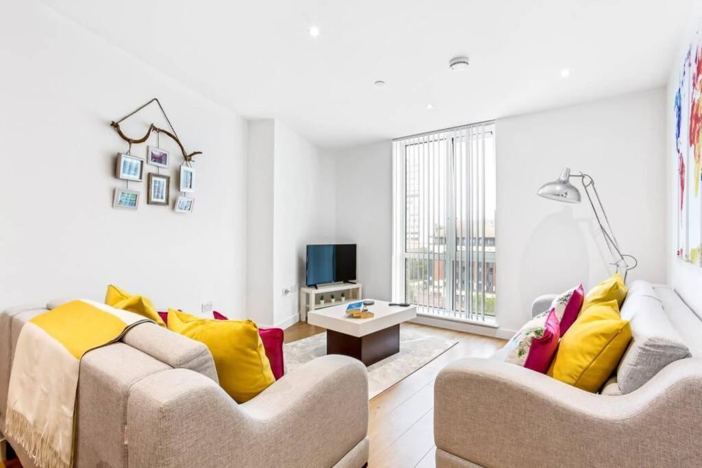Stunning 2 Bed/2 Bath In Town Centre & Parking! Apartment Bracknell Exterior foto