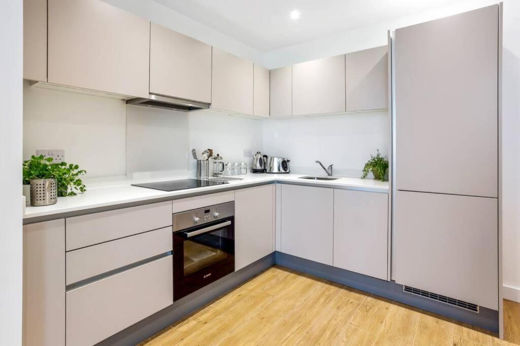 Stunning 2 Bed/2 Bath In Town Centre & Parking! Apartment Bracknell Exterior foto