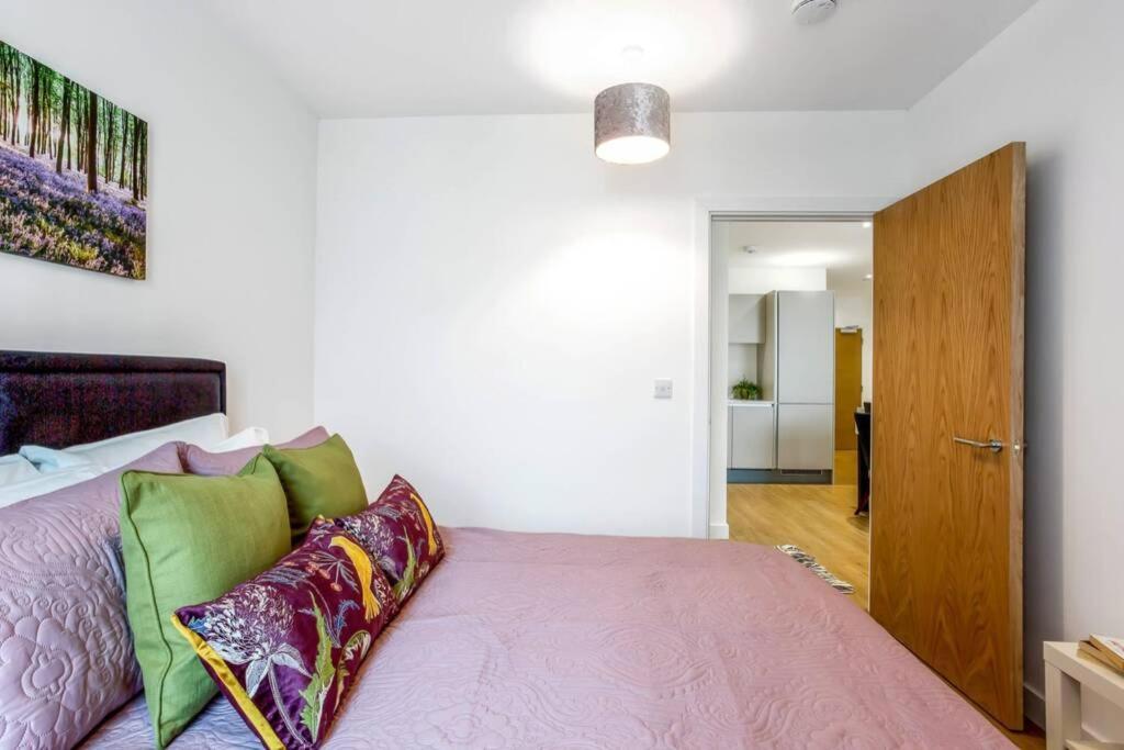 Stunning 2 Bed/2 Bath In Town Centre & Parking! Apartment Bracknell Exterior foto