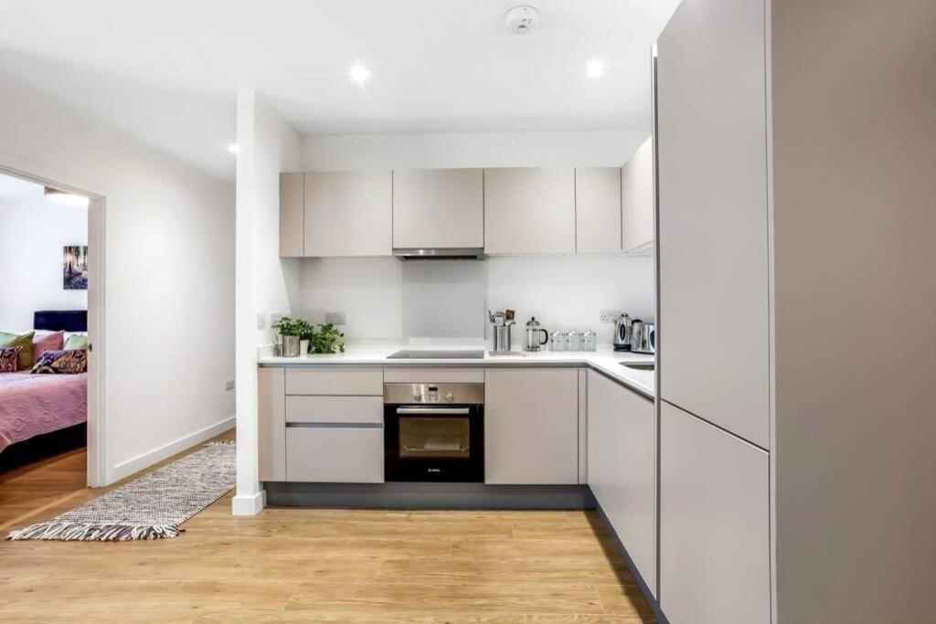 Stunning 2 Bed/2 Bath In Town Centre & Parking! Apartment Bracknell Exterior foto