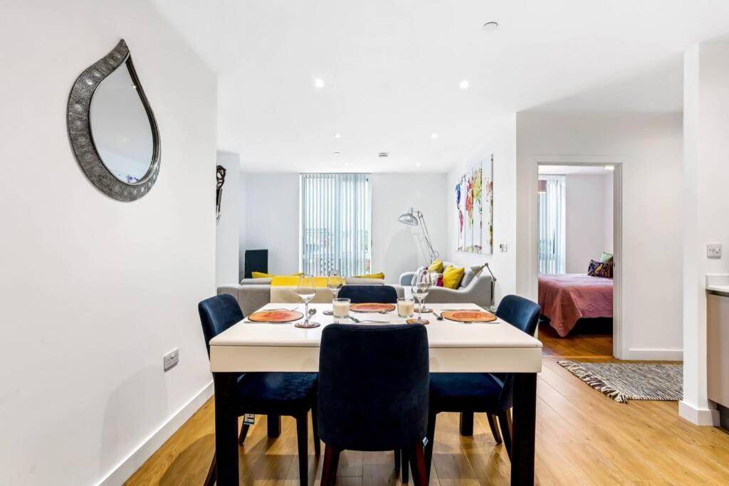Stunning 2 Bed/2 Bath In Town Centre & Parking! Apartment Bracknell Exterior foto