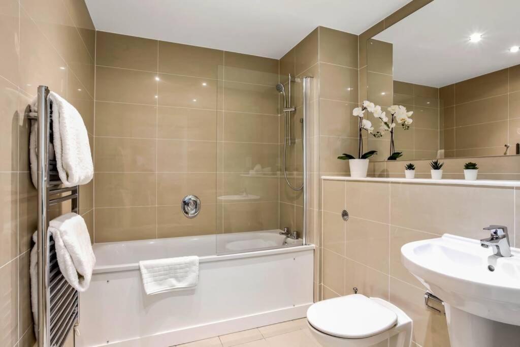 Stunning 2 Bed/2 Bath In Town Centre & Parking! Apartment Bracknell Exterior foto