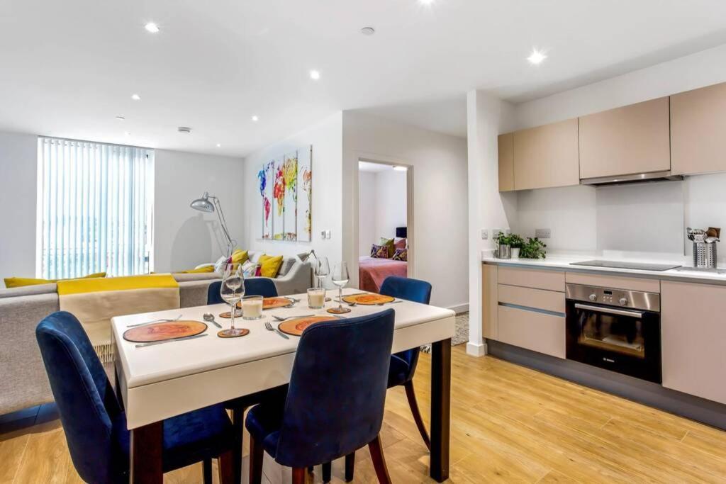 Stunning 2 Bed/2 Bath In Town Centre & Parking! Apartment Bracknell Exterior foto