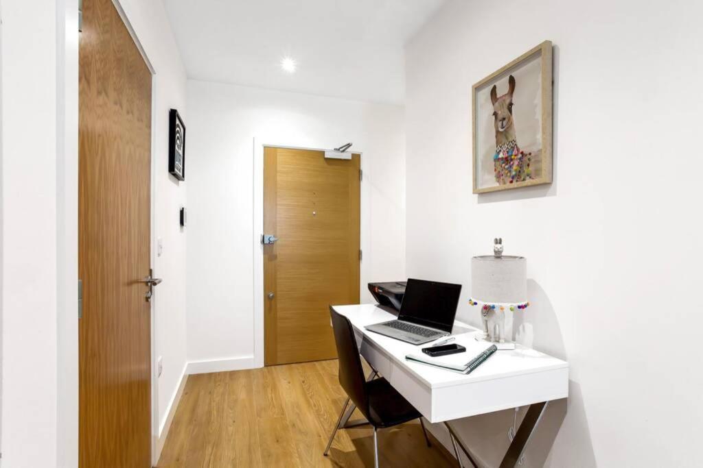 Stunning 2 Bed/2 Bath In Town Centre & Parking! Apartment Bracknell Exterior foto