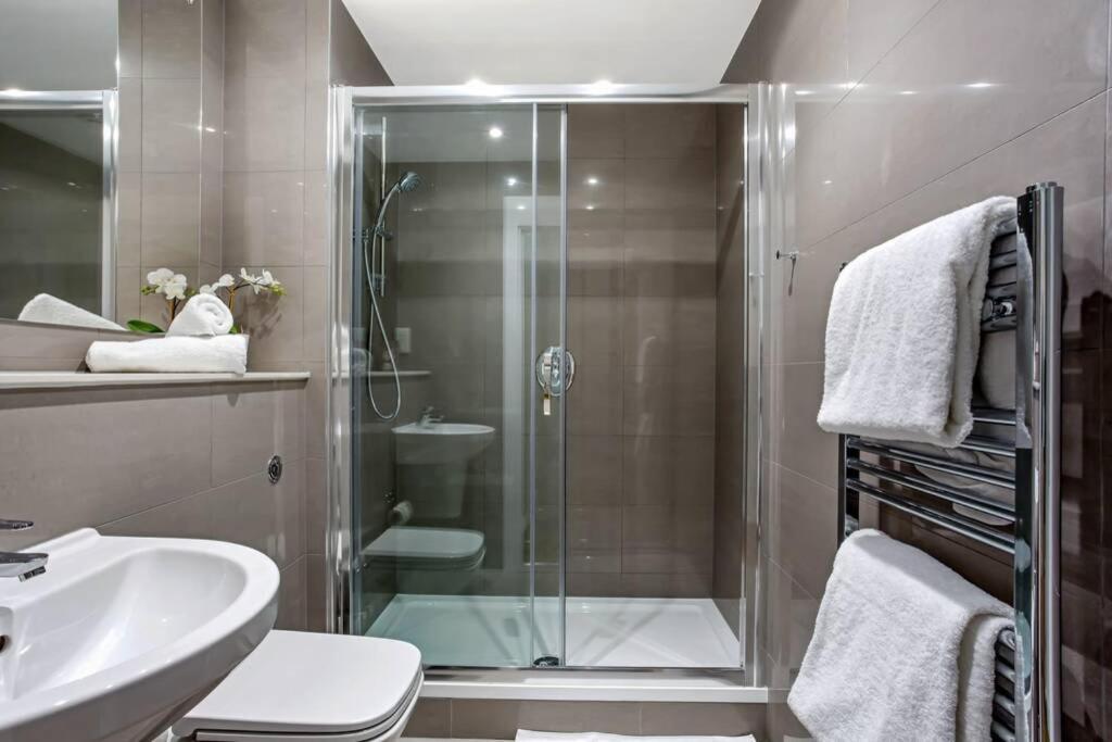 Stunning 2 Bed/2 Bath In Town Centre & Parking! Apartment Bracknell Exterior foto