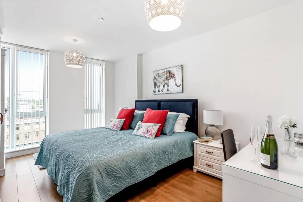 Stunning 2 Bed/2 Bath In Town Centre & Parking! Apartment Bracknell Exterior foto