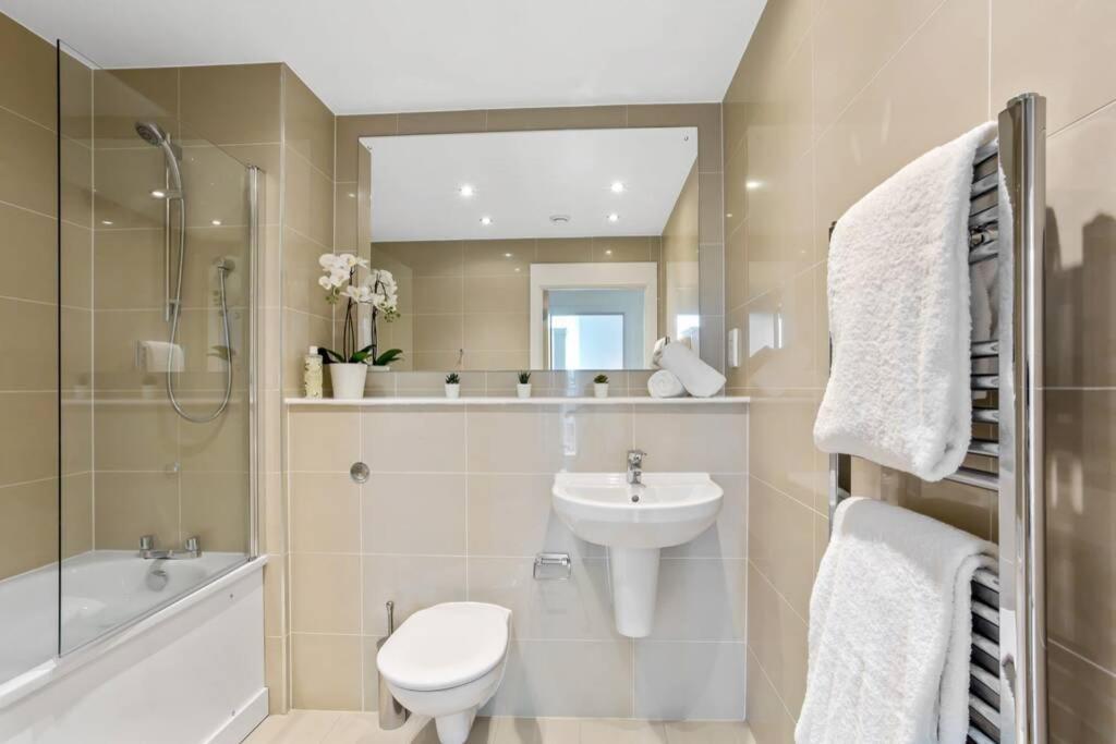 Stunning 2 Bed/2 Bath In Town Centre & Parking! Apartment Bracknell Exterior foto